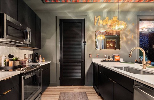Nashville Condo | Neo 206 ~ 1 Mile to Downtown/Broadway ~ 4 Beds ~ Gym ~ Outdoor Space ~ Open Parking Lot