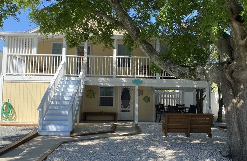 Wrightsville Beach Cottage | Nestled between the BEACH & BANKS CHANNEL- walk to PIER, RESTAURANTS & GROCERY!