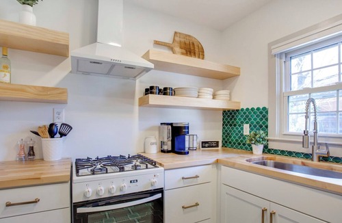 Downtown House | Nestled on New Bern - Oakwood Bungalow in Downtown Raleigh