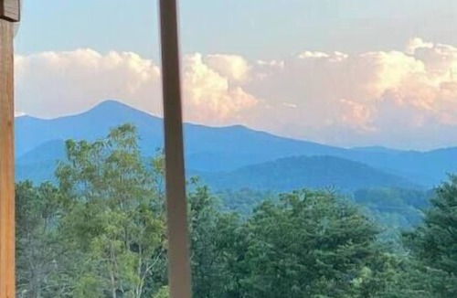 Candler House | New 2 BR house with panoramic views, 15 mins to DT AVL.