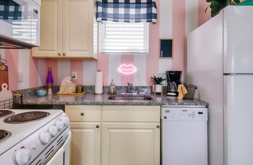 Maxwell Apartment | NEW 4 Bedroom Apt Near DT Walk to Restaurants