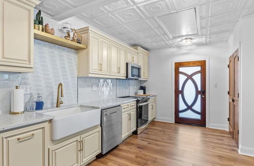 Morehead City House | NEW! Boho Cottage family/pet Friendly walking distance to Downtown Beaufort