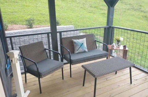 Leicester Cabin | * NEW* Cabin on the Farm, Cozy, Comfortable, Relaxation