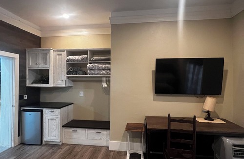 Brevard House | *NEW* “Casa Grande" Discount Rates! Private NEW HOT TUB, POOL TABLE, BASKE