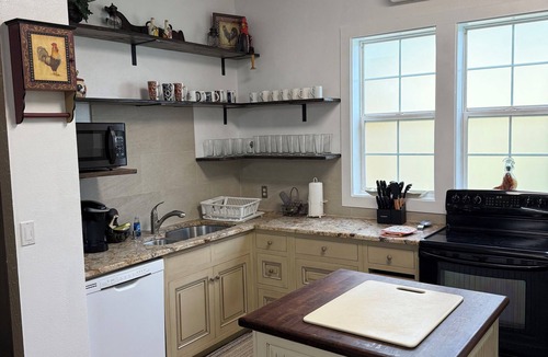 Brevard House | *NEW* “Casa Grande" Discount Rates! Private NEW HOT TUB, POOL TABLE, BASKE