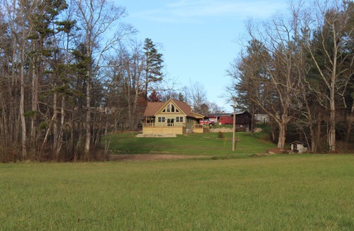 Hendersonville Cabin | New Construction farmhouse w/Jacuzzi, loft and old rustic appeal