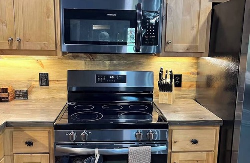 State Road Cabin | New Cozy Cabin in the Blue Ridge Mountains, Wineries, Private & Secluded