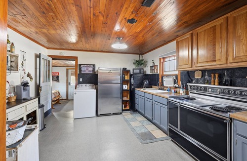 Como House | NEW! Cozy Country Retreat | Hot Tub, Fire Pit & Guitars