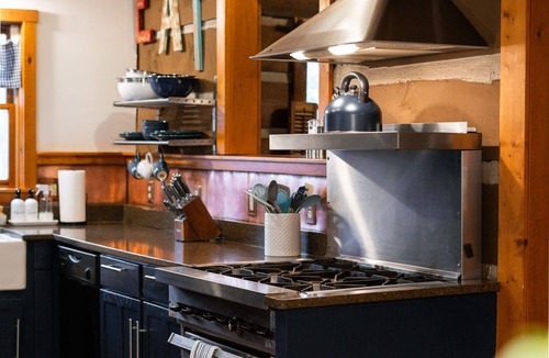 Boone Cabin | New Deck & New Appliances - Fire Pit - Hot Tub and 8 minutes to APP State