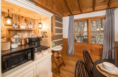 Boone Cabin | New Deck & New Appliances - Fire Pit - Hot Tub and 8 minutes to APP State