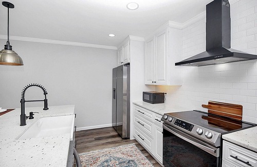 Matthews House | NEW! Designer Remodel w King Bed, Fast WiFi