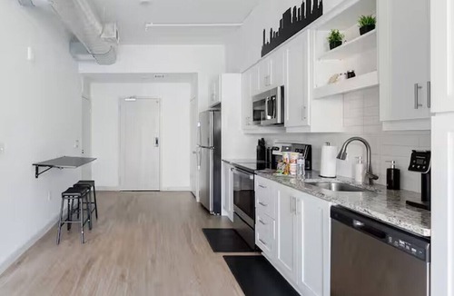 Sobro Apartment | ~NEW~ Downtown Nashville! Walk to Broadway + FREE parking Balcony Pool