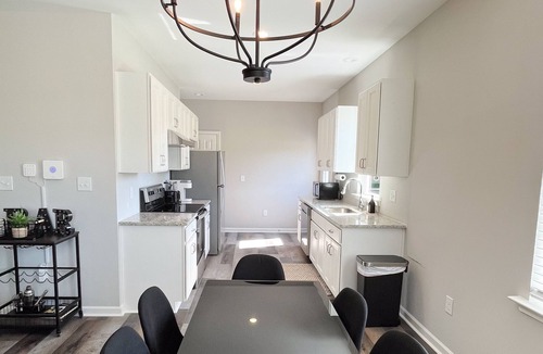Durham House | NEW! Duke~King Bed~Speakeasy Hideout