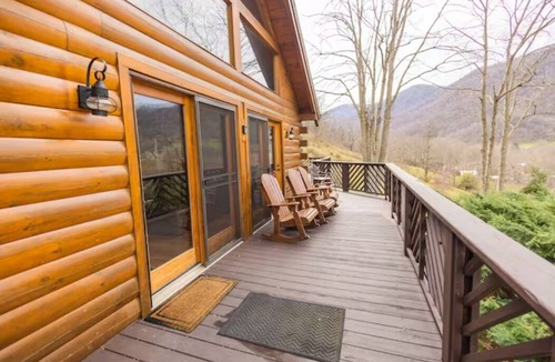Maggie Valley Cabin | New! Family friendly! Hot tub! Firepit! Beautiful view of the mountainside!