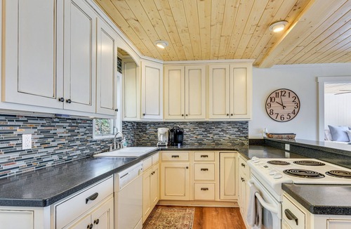 Maggie Valley Cabin | *New | Golf Course + Mountain Views | Hot Tub | Minutes to everything!