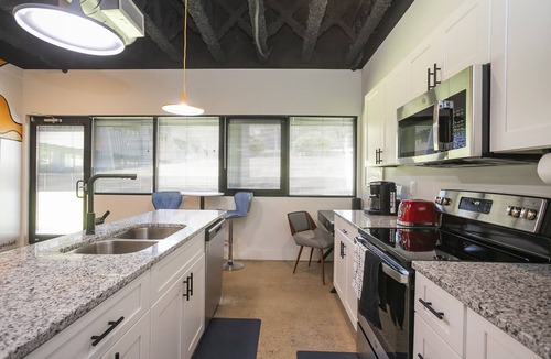 Nashville Condo | New! Groovy Oasis Near Airport and Downtown Nash!