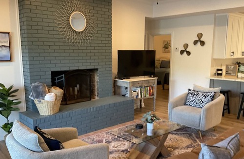 Dixie - Berryhill House | NEW!Lakefront DOCK/HOT TUB/SUP/Kayaks/Fire-pit/Patio, near Airport/Uptown