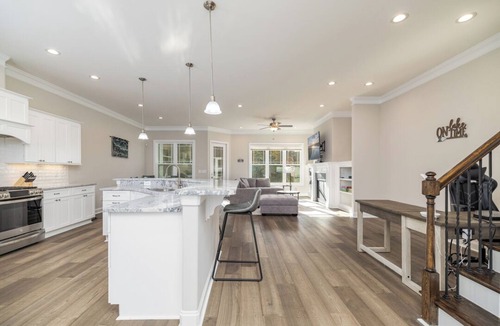 Littleton House | New! Lakeview, 4BR House, Pool, Pet friendly, WiFi, Free Parking