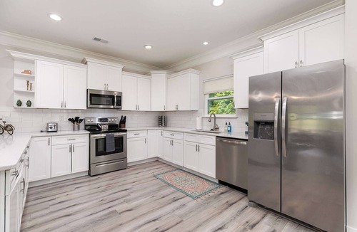 Paw Creek House | New Listing! Sleeps 11~Hot Tub~Fenced In Backyard