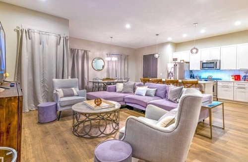 Berry Hill House | New Lux Home Skyline Views + Hot Tub, Pool, Sauna!
