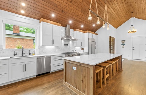 Westport House | NEW! Luxe Lakefront Retreat w/Hot Tub + Kayaks