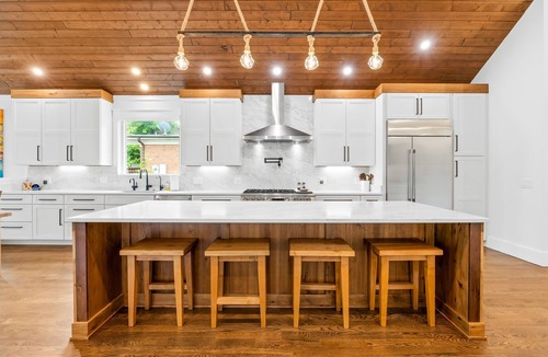 Westport House | NEW! Luxe Lakefront Retreat w/Hot Tub + Kayaks