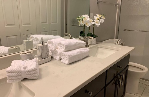 University Place House | NEW Luxurious comfy interior, 15 min from Uptown!
