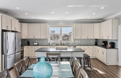 Ash House | NEW LUXURY OCEAN VIEW - Heated Salt Water Pool/Spa - Elevator - 100ft from Ocean