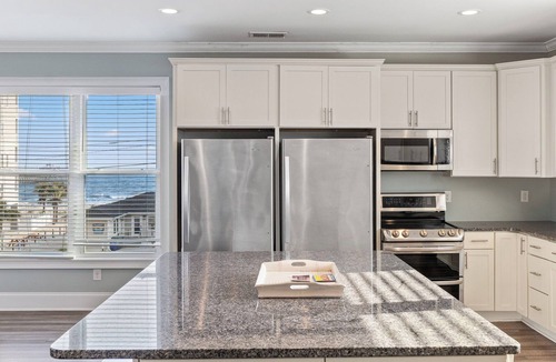 Ash House | NEW LUXURY OCEAN VIEW - Heated Salt Water Pool/Spa - Elevator - 100ft from Ocean