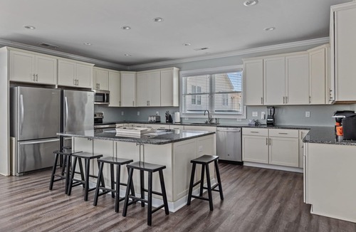 Ash House | NEW LUXURY OCEAN VIEW - Heated Salt Water Pool/Spa - Elevator - 100ft from Ocean