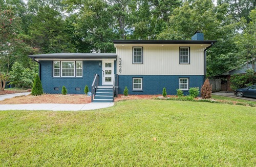 Northeast Raleigh House | NEW modern 10 guest retreat near Downtown, North Hills & NCSU w/fenced backyard