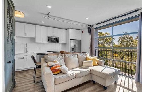 Rolling Mill Hill Condo | *NEW Modern 1BR|Sleeps 3|Broadway|Barstool Nash