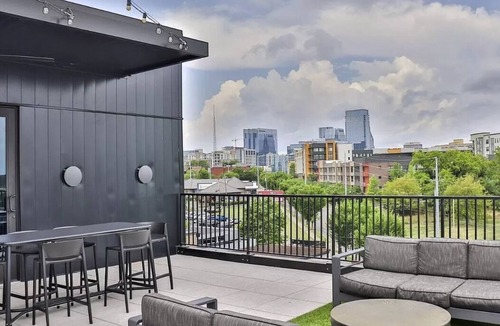 Rolling Mill Hill Condo | *NEW Modern 1BR|Sleeps 3|Broadway|Barstool Nash