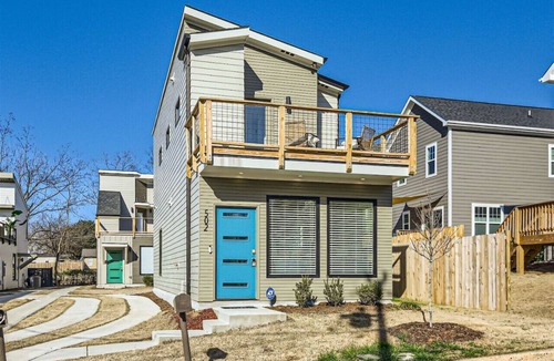 Hayes House | New Modern Durham 2 BR Retreat + Rooftop Deck