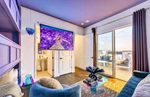 Katie Hill Neighborhood House | NEW Nash Eras - Rooftop Decks with Hot Tub - 15 Beds