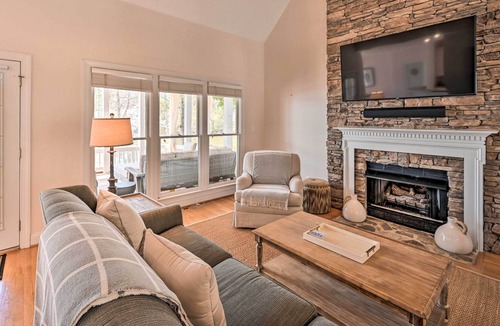 New London House | NEW! Old North State - Badin Lake Retreat w/ Deck!
