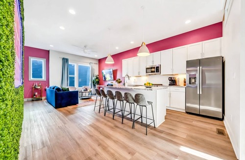 Talbot's Corner House | NEW Pink Howdy Oasis 13 Beds Rooftop View Parking