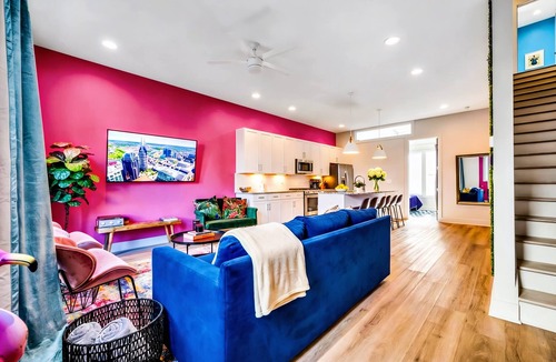 Talbot's Corner House | NEW Pink Howdy Oasis 13 Beds Rooftop View Parking