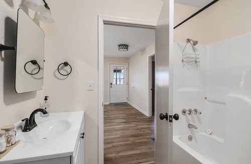 Smithville Cabin | New! Sofie's House (Pet-Friendly)