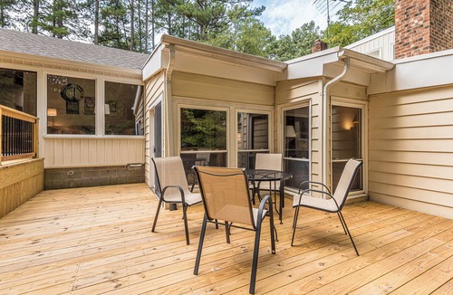 Creedmoor House | New! Spacious 5-bedroom house, Great deck, Pool, Close to Attractions