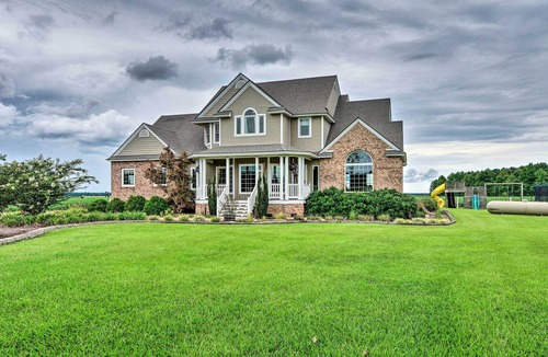 Columbia House | NEW! Spacious Family Getaway w/ Deck & Game Room!