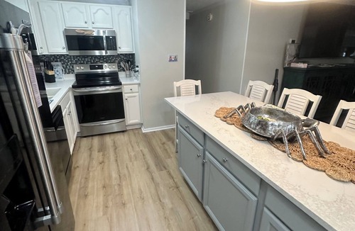 Tranquil Harbour House | New to rental market~Cozy beach bungalow with private HEATED pool & golf cart.
