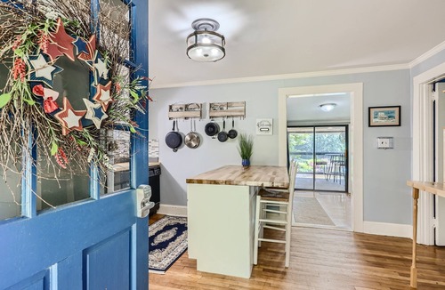 Terrell House | New to VRBO! Charming lakefront cottage with great views!