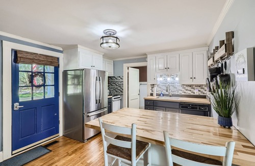 Terrell House | New to VRBO! Charming lakefront cottage with great views!