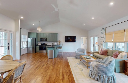 Little Kowaliga House | New! Tree Tops: Quiet & Newly Renovated retreat with gorgeous waterfront on Lake Martin.
