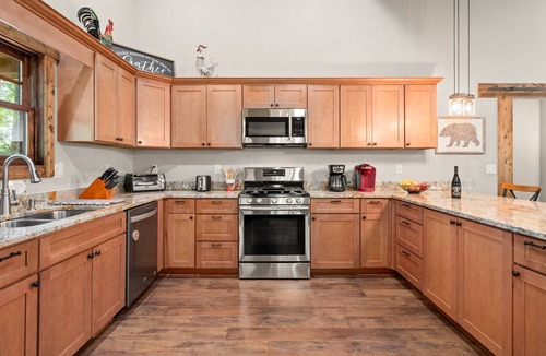 Skyland Cabin | Newly Built 2019 ~ LUXURY cabin ~ 23 Acre Estate ~ Hot Tub ~ 8 miles to Downtown