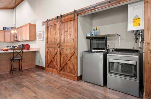 Skyland Cabin | Newly Built 2019 ~ LUXURY cabin ~ 23 Acre Estate ~ Hot Tub ~ 8 miles to Downtown
