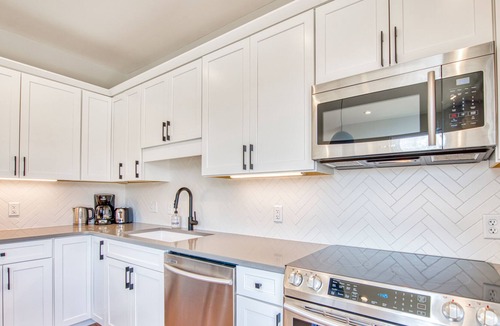 Historic Montford Apartment | Newly built loft near downtown with WiFi, rooftop deck, gas grills & city views