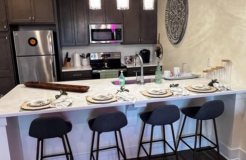 Northern Inglewood Condo | Newly decorated condo! 8 minutes from Broadway. Very clean and safe.