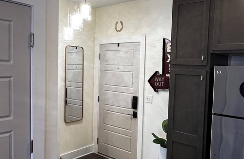 Northern Inglewood Condo | Newly decorated condo! 8 minutes from Broadway. Very clean and safe.